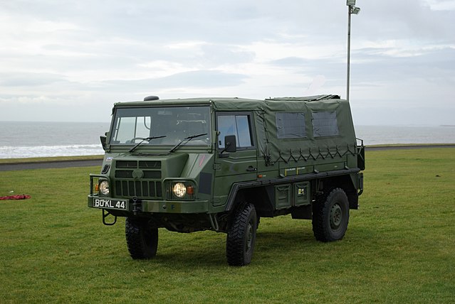 https://truck-encyclopedia.com/coldwar/austria/photos/Pinzgauer_Brit-Army-towing105mm-Light-Gun.JPG