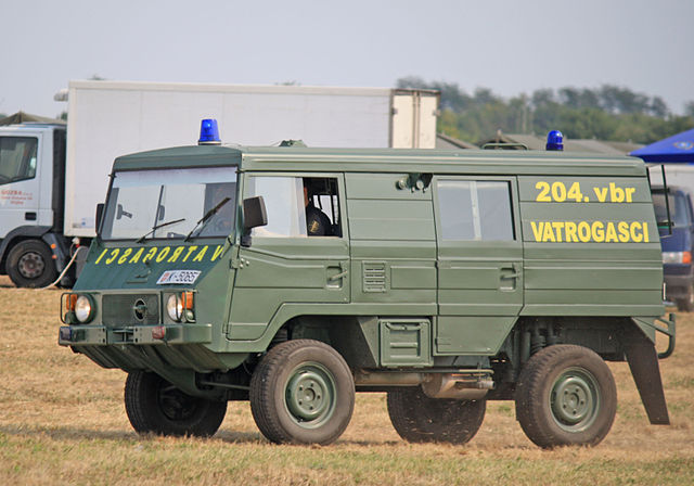 https://truck-encyclopedia.com/coldwar/austria/photos/Pinzgauer_VS_204-SerbianAF204thAirBrigade-Fire-dpt_BatajnicaAB.jpg