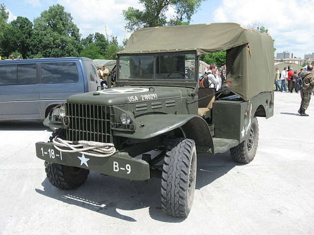 Dodge_WC-51_during_the_VII_Aircraft_Picnic_in_Krakow