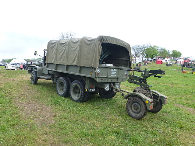 GMC-353-towing-Cal50-mobile-trailer_Veterantræf_DK