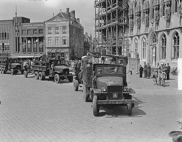 GMC-Trucks-Defile_van_de_KMA_in_Middelburg