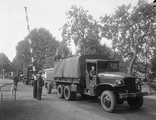 GMC-trucks_Holland-1956
