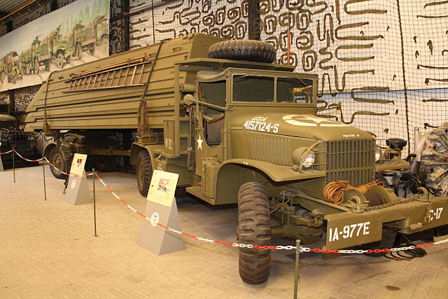 GMC_CCKW_tractor-at_the_Overloon_War_Museum