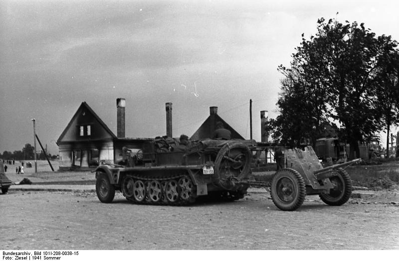 Sdkfz10 towing a Pak36, Russia 1941