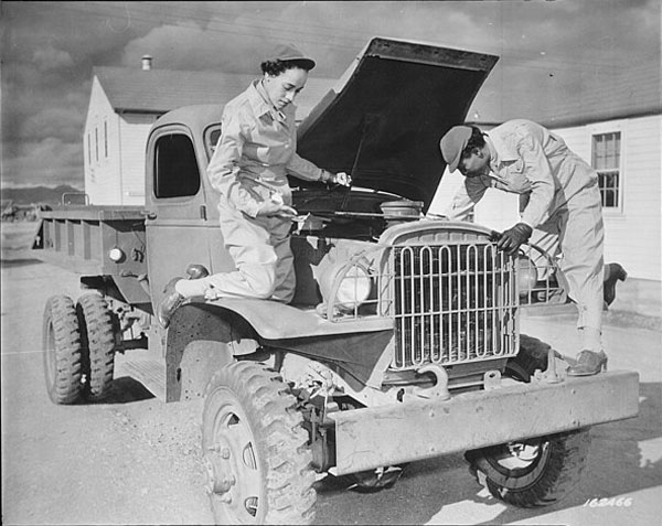 Auxiliaries Ruth Wade and Lucille Mayo service a G506 truck